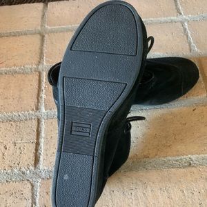 Toms black suede boots